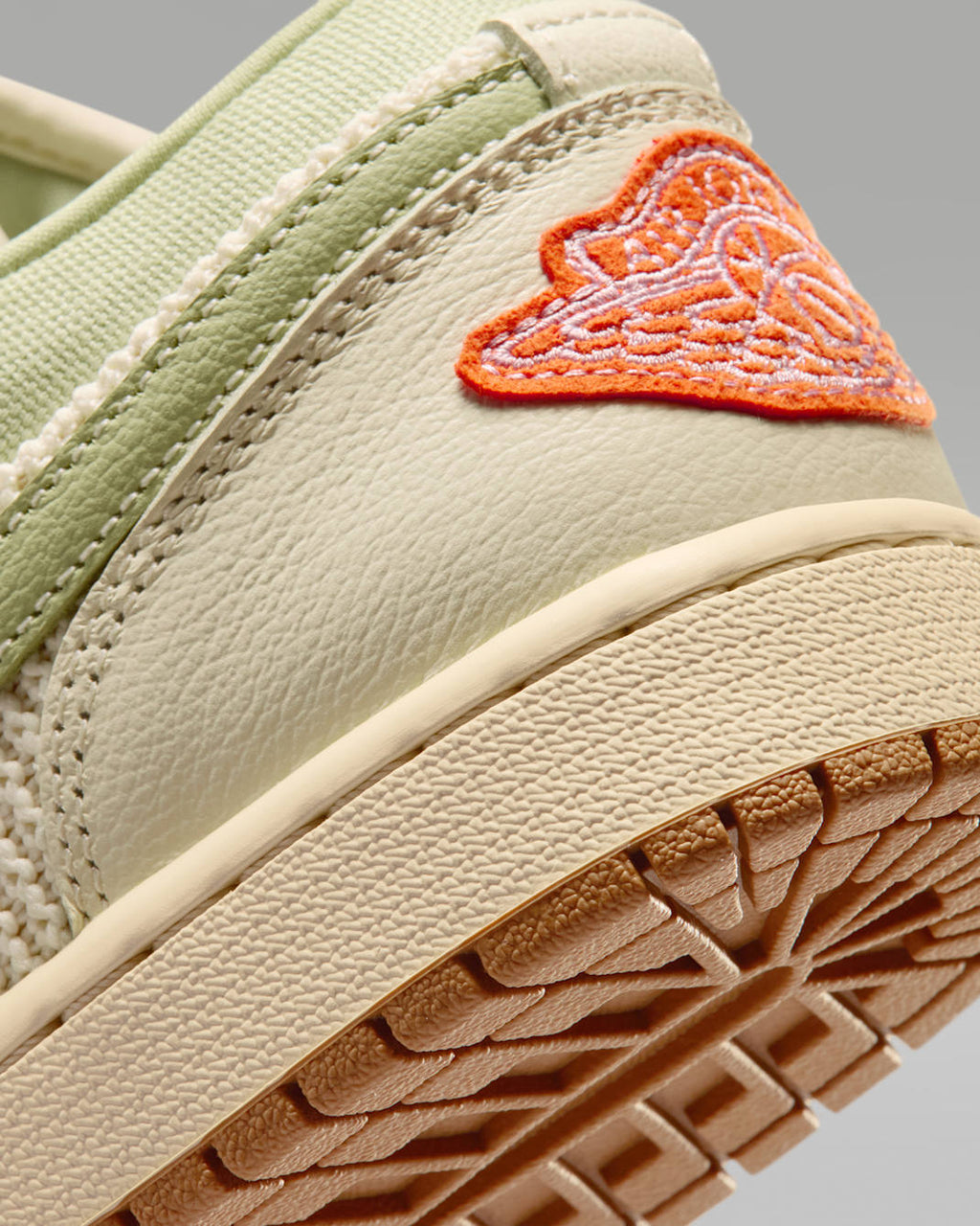 Air Jordan 1 Low SE Sail/Olive Aura II0569-100