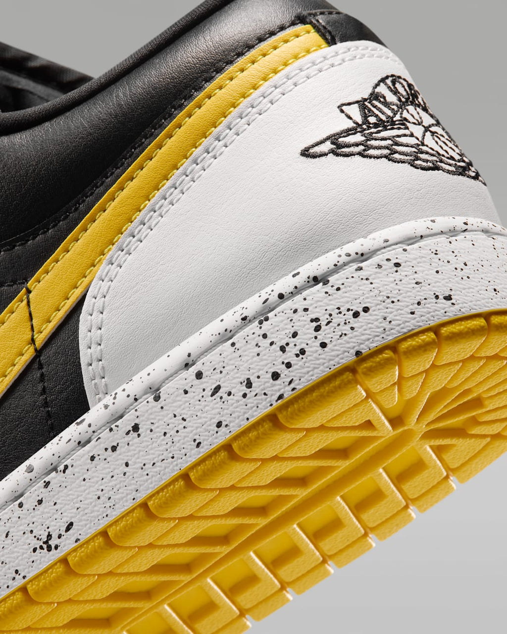 Air Jordan 1 Low SE Men's Shoes - Black/White/Tour Yellow IX3529-010